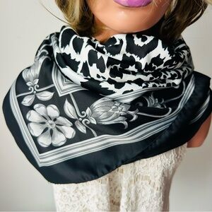 Stylish Black and White Kids Scarf  Guarisco made in Italie 88/88 cm